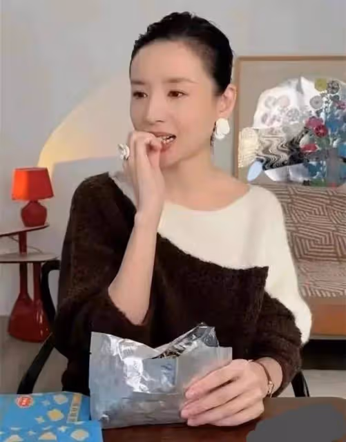 55分鐘賣3.4億!董潔直播帶貨殺瘋了,果然紅氣養人,口碑都好了