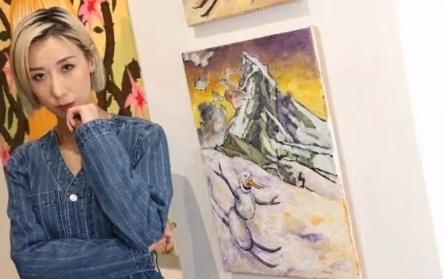 繼續戀愛!港女歌手與男友愛情長跑近十年,自覺一紙婚書不太重要
