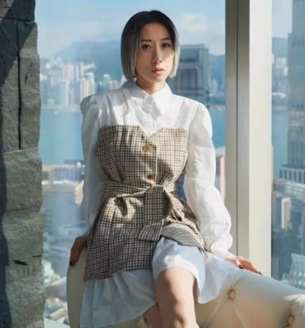 繼續戀愛!港女歌手與男友愛情長跑近十年,自覺一紙婚書不太重要
