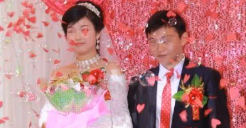 男子的結婚半年，新娘不讓碰，屋裡妻子脫下外套，男子情緒失控