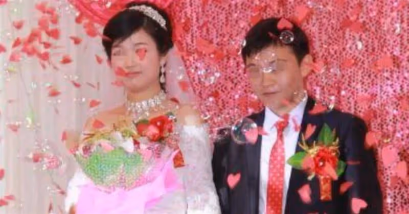 男子的結婚半年,新娘不讓碰,屋裡妻子脫下外套,男子情緒失控