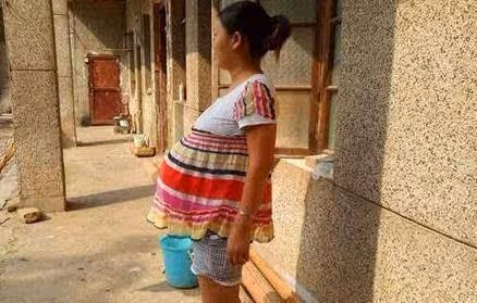 男子的結婚半年,新娘不讓碰,屋裡妻子脫下外套,男子情緒失控