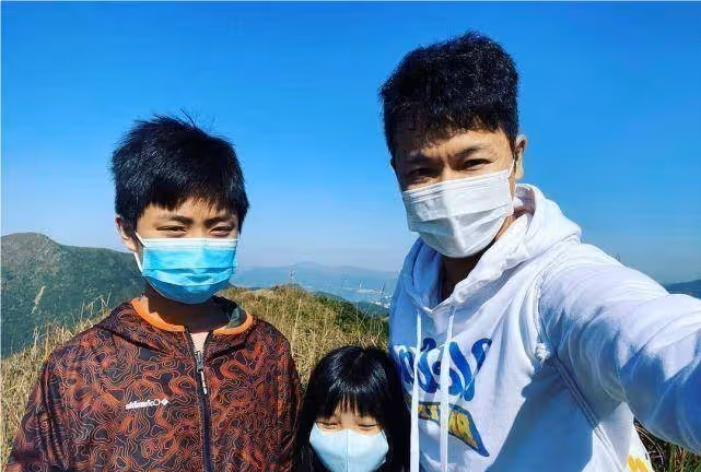 男子的結婚半年,新娘不讓碰,屋裡妻子脫下外套,男子情緒失控