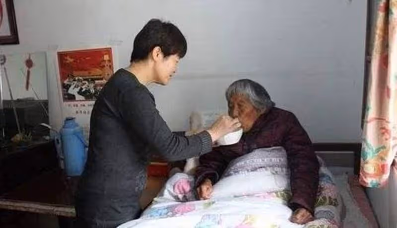 老婆每天24小時照顧我媽5年了,媽去世後我就提失婚了,鄰居紛紛拍手叫好!