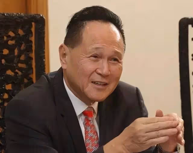 恭喜!87歲香港知名富商再曝新戀情,一生未婚育有三名子女