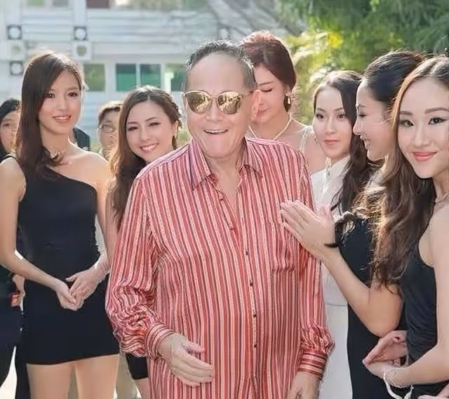 恭喜!87歲香港知名富商再曝新戀情,一生未婚育有三名子女