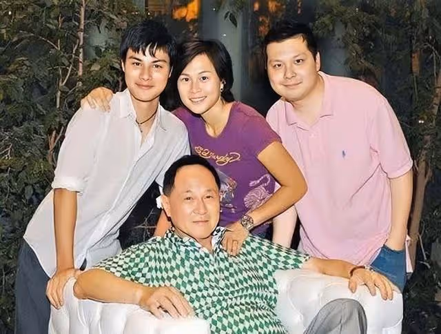 恭喜!87歲香港知名富商再曝新戀情,一生未婚育有三名子女