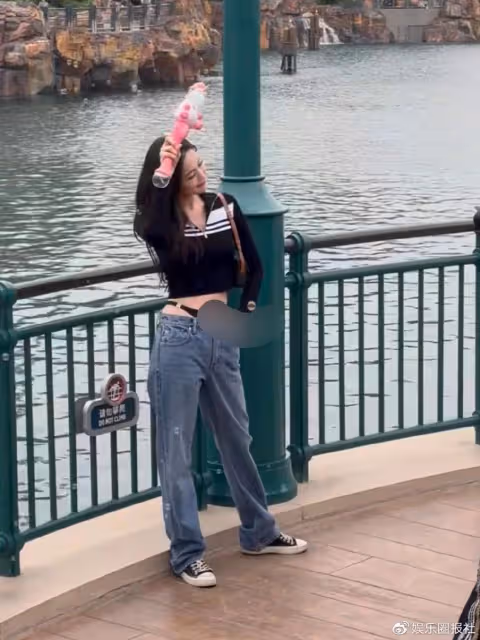 穿衣自由不是擦邊自由,娜扎秦嵐同款褲子惹爭議,設計低俗暗示強