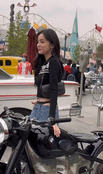 穿衣自由不是擦邊自由,娜扎秦嵐同款褲子惹爭議,設計低俗暗示強
