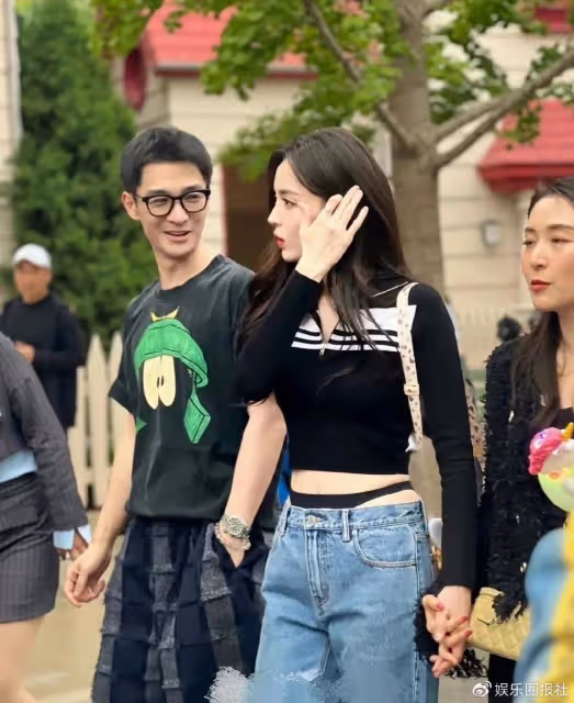 穿衣自由不是擦邊自由,娜扎秦嵐同款褲子惹爭議,設計低俗暗示強