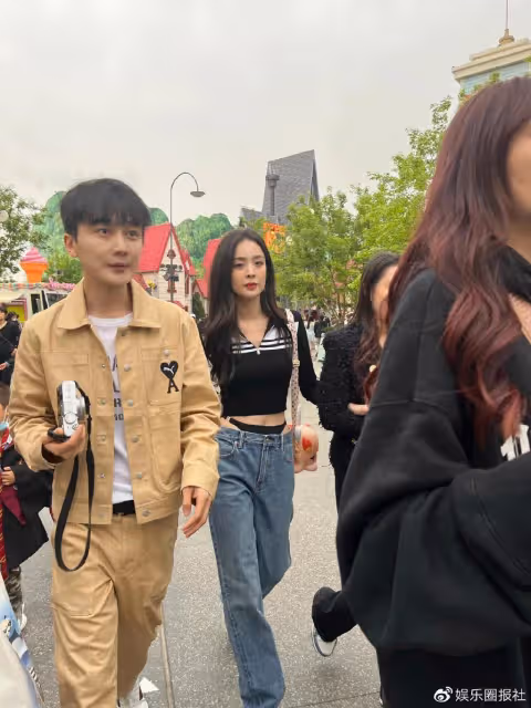 穿衣自由不是擦邊自由,娜扎秦嵐同款褲子惹爭議,設計低俗暗示強