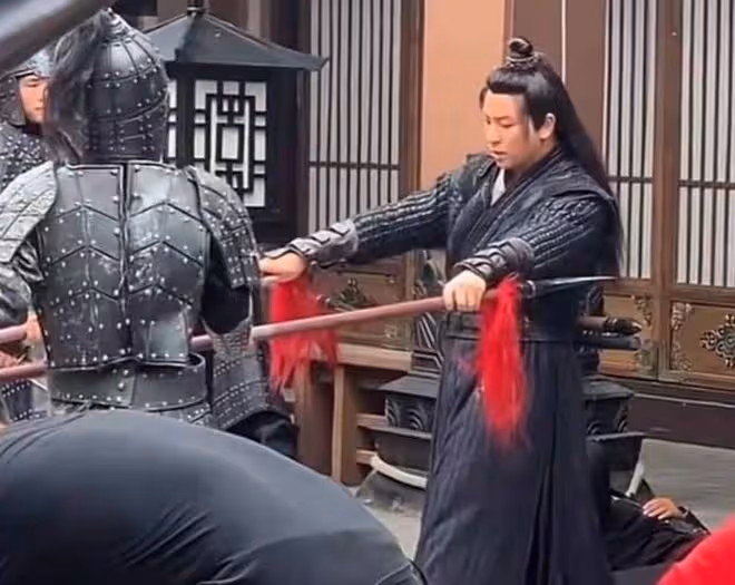 兩代功夫明星聚會!洪金寶已行動不便,釋小龍自編自導動作片追夢
