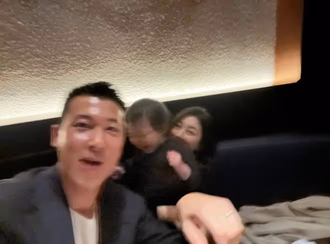 朱珠老公曬帶娃日常,喂飯哄睡陪學游泳有責任心,一家三口很溫馨