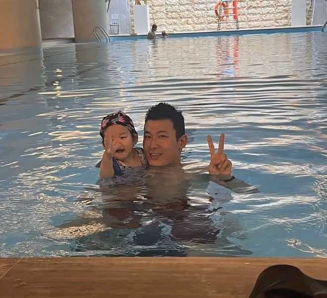 朱珠老公曬帶娃日常,喂飯哄睡陪學游泳有責任心,一家三口很溫馨