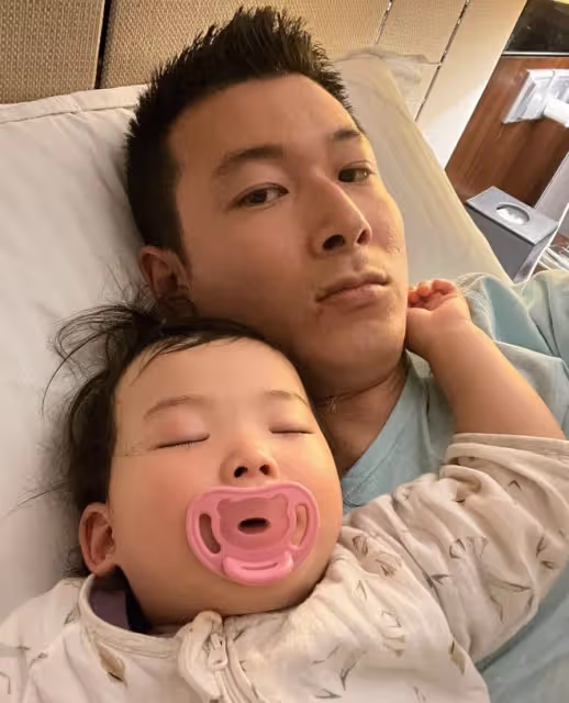 朱珠老公曬帶娃日常,喂飯哄睡陪學游泳有責任心,一家三口很溫馨