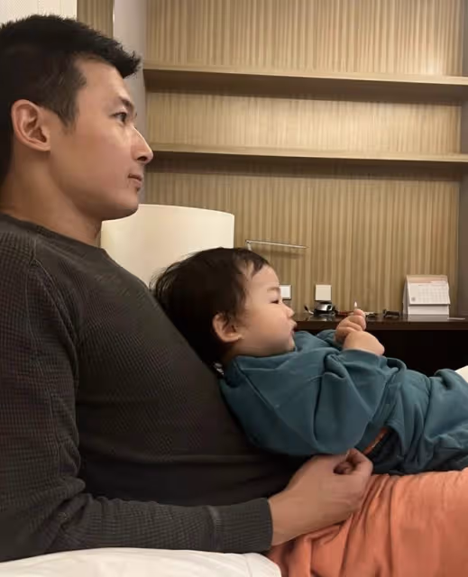 朱珠老公曬帶娃日常,喂飯哄睡陪學游泳有責任心,一家三口很溫馨