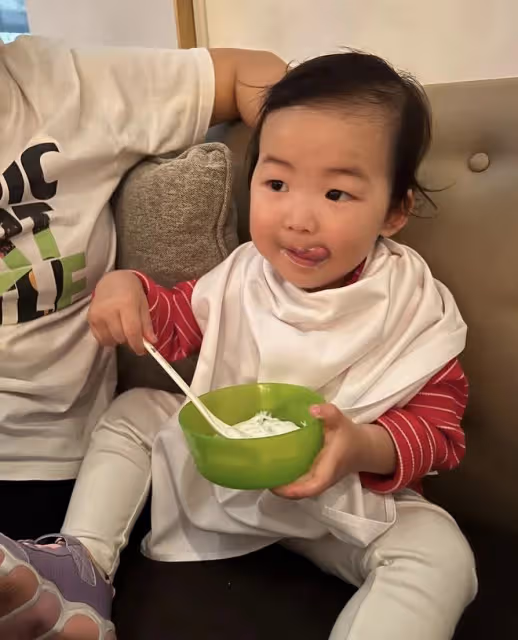 朱珠老公曬帶娃日常,喂飯哄睡陪學游泳有責任心,一家三口很溫馨