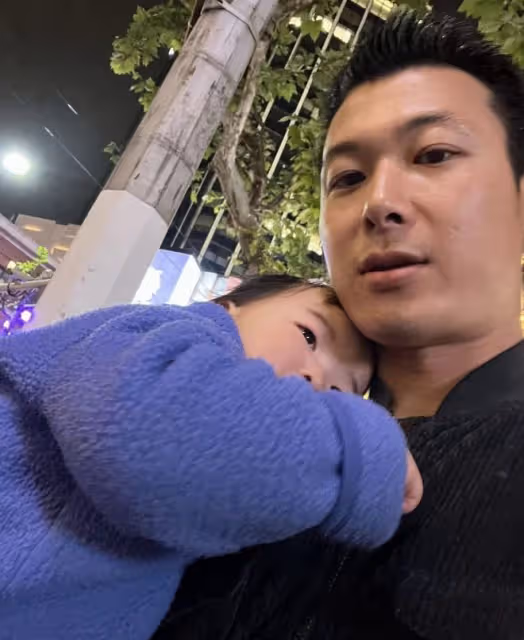 朱珠老公曬帶娃日常,喂飯哄睡陪學游泳有責任心,一家三口很溫馨