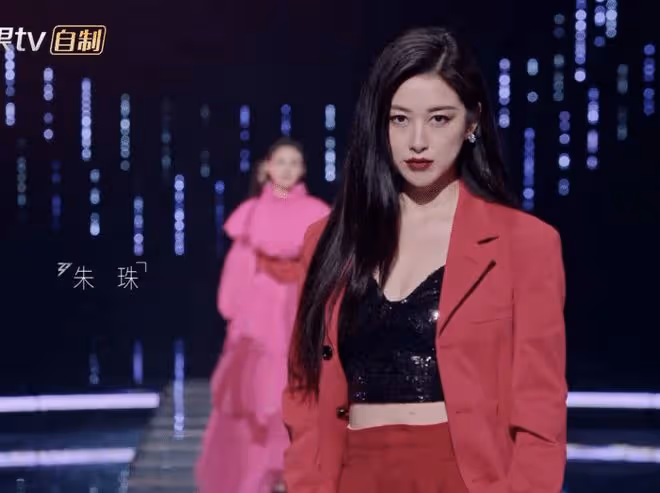 朱珠老公曬帶娃日常,喂飯哄睡陪學游泳有責任心,一家三口很溫馨