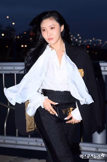 16歲韓國女團愛豆,時裝秀上太上鏡,眾多藝人現身,她獨受青睞?