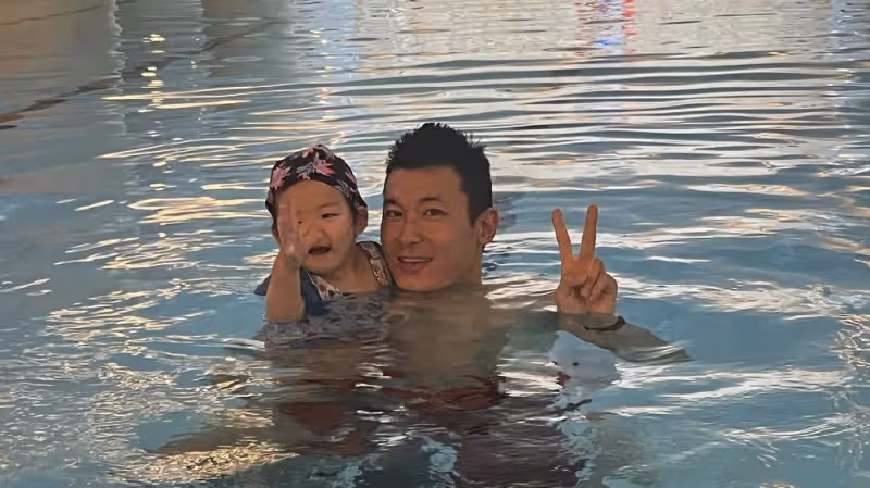 朱珠老公曬帶娃日常，喂飯哄睡陪女兒游泳有責任心，一家三口很溫馨