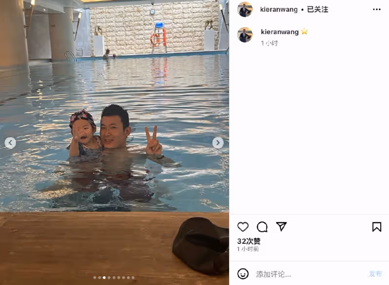 朱珠老公曬帶娃日常,喂飯哄睡陪女兒游泳有責任心,一家三口很溫馨