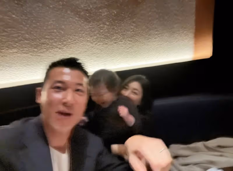 朱珠老公曬帶娃日常,喂飯哄睡陪女兒游泳有責任心,一家三口很溫馨