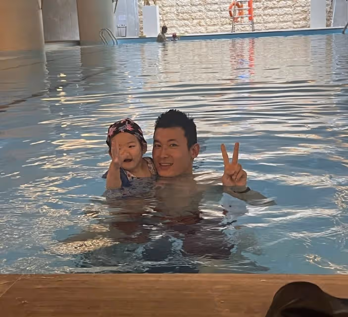 朱珠老公曬帶娃日常,喂飯哄睡陪女兒游泳有責任心,一家三口很溫馨