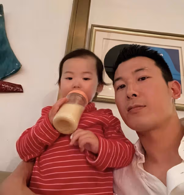 朱珠老公曬帶娃日常,喂飯哄睡陪女兒游泳有責任心,一家三口很溫馨