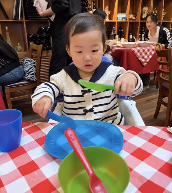 朱珠老公曬帶娃日常,喂飯哄睡陪女兒游泳有責任心,一家三口很溫馨