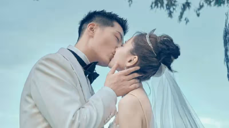 何超蓮透露她和竇驍三年前已訂婚，竇驍求了兩次婚，粉鑽故事感人
