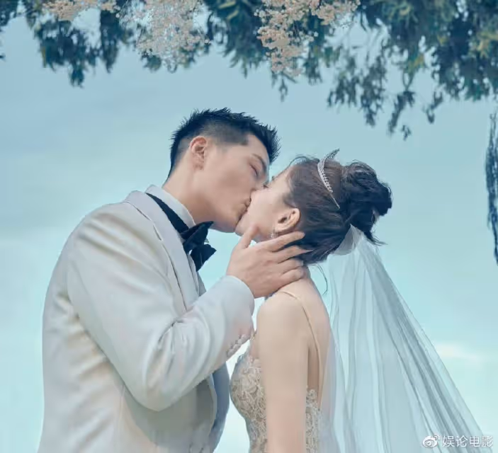 何超蓮透露她和竇驍三年前已訂婚,竇驍求了兩次婚,粉鑽故事感人