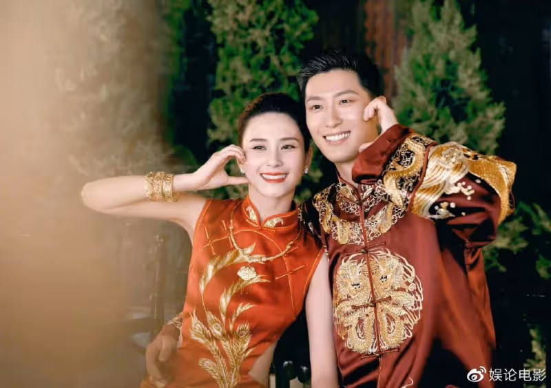 何超蓮透露她和竇驍三年前已訂婚,竇驍求了兩次婚,粉鑽故事感人