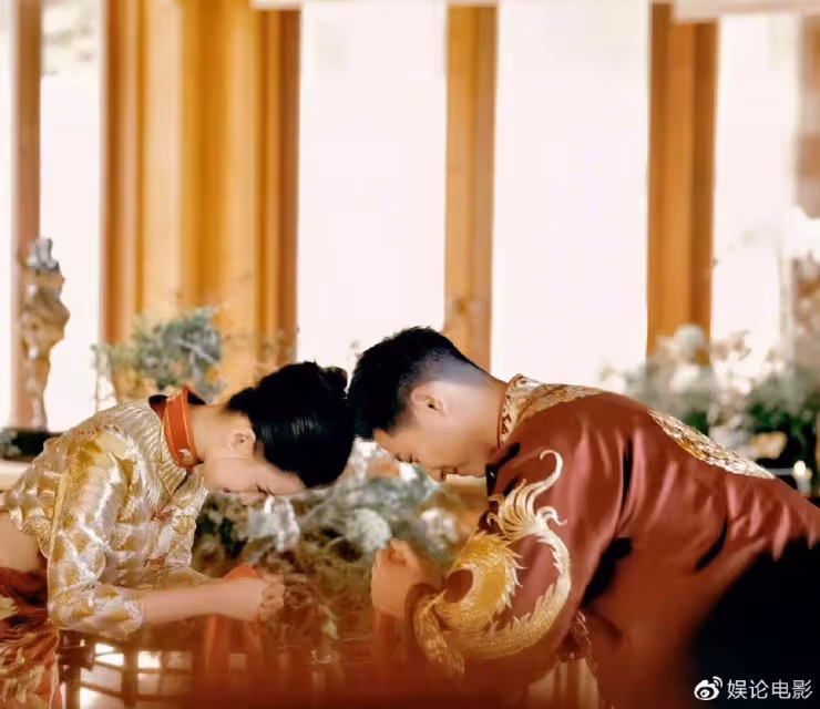 何超蓮透露她和竇驍三年前已訂婚,竇驍求了兩次婚,粉鑽故事感人