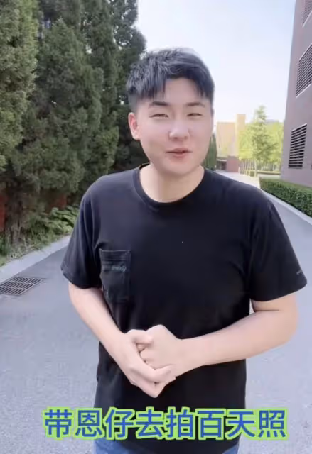 閆學晶孫子拍百天照,小恩仔長相成熟像爸爸,兒媳身材恢復如初