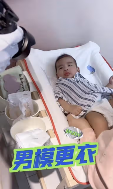 閆學晶孫子拍百天照,小恩仔長相成熟像爸爸,兒媳身材恢復如初