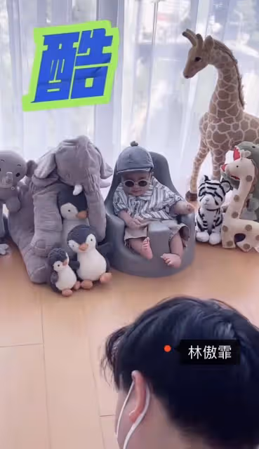 閆學晶孫子拍百天照,小恩仔長相成熟像爸爸,兒媳身材恢復如初