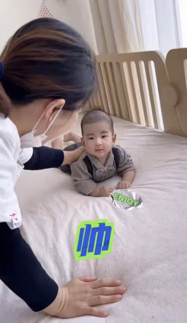 閆學晶孫子拍百天照,小恩仔長相成熟像爸爸,兒媳身材恢復如初