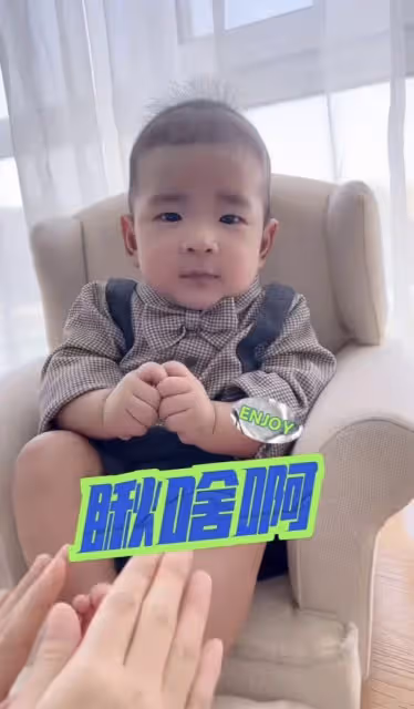 閆學晶孫子拍百天照,小恩仔長相成熟像爸爸,兒媳身材恢復如初