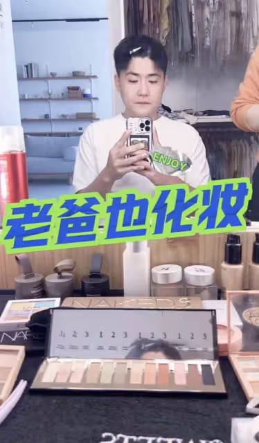 閆學晶孫子拍百天照,小恩仔長相成熟像爸爸,兒媳身材恢復如初