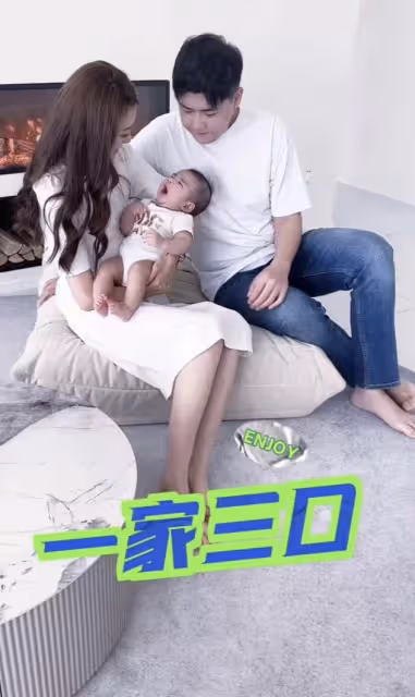 閆學晶孫子拍百天照,小恩仔長相成熟像爸爸,兒媳身材恢復如初