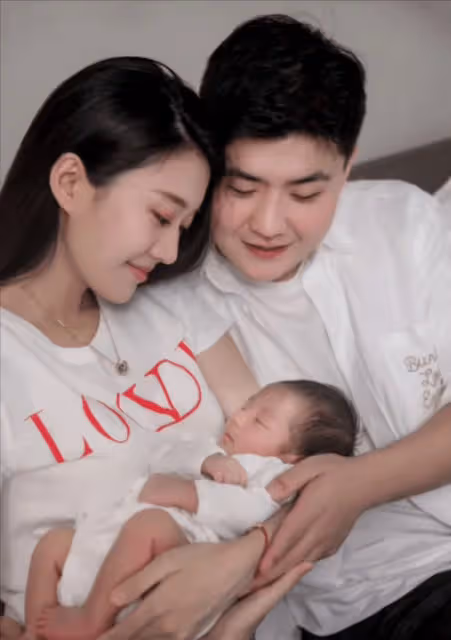 閆學晶孫子拍百天照,小恩仔長相成熟像爸爸,兒媳身材恢復如初