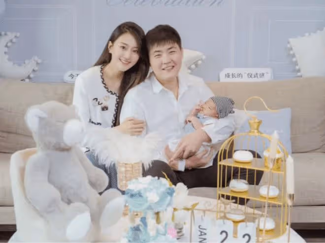 閆學晶孫子拍百天照,小恩仔長相成熟像爸爸,兒媳身材恢復如初