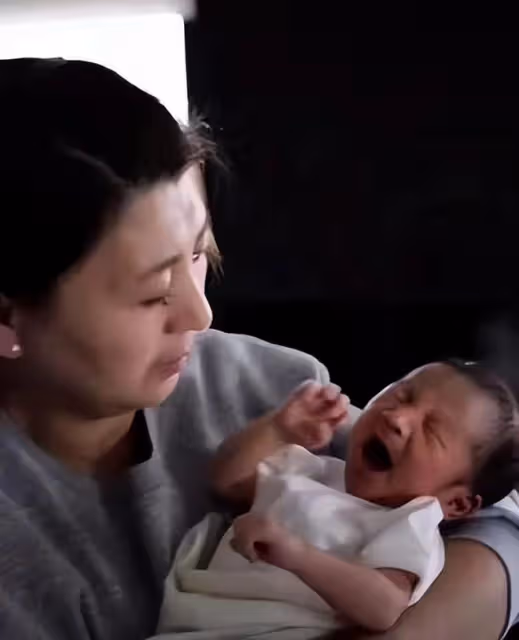 閆學晶孫子拍百天照,小恩仔長相成熟像爸爸,兒媳身材恢復如初