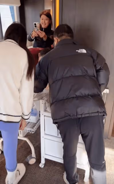 閆學晶孫子拍百天照,小恩仔長相成熟像爸爸,兒媳身材恢復如初