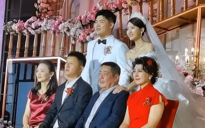 閆學晶孫子拍百天照,小恩仔長相成熟像爸爸,兒媳身材恢復如初