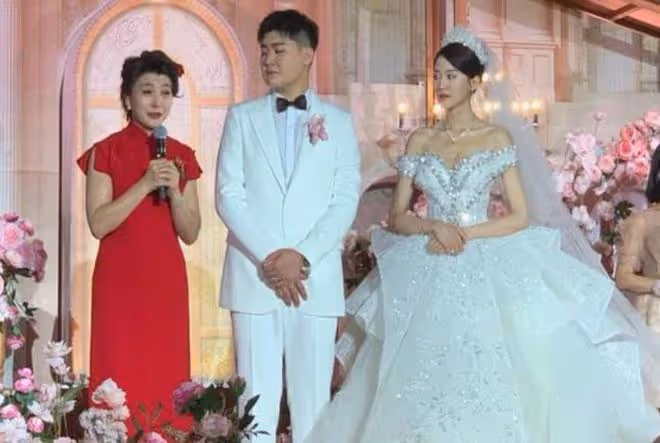 閆學晶孫子拍百天照,小恩仔長相成熟像爸爸,兒媳身材恢復如初
