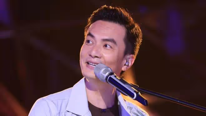 53歲知名歌手出意外，被擔架固定抬走，傷勢嚴重險些喪命