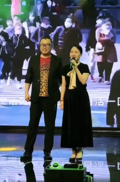 尹相傑攜小16歲愛妻商演撈金！穿百元衣變瘦，攜妻發新歌疑想復出