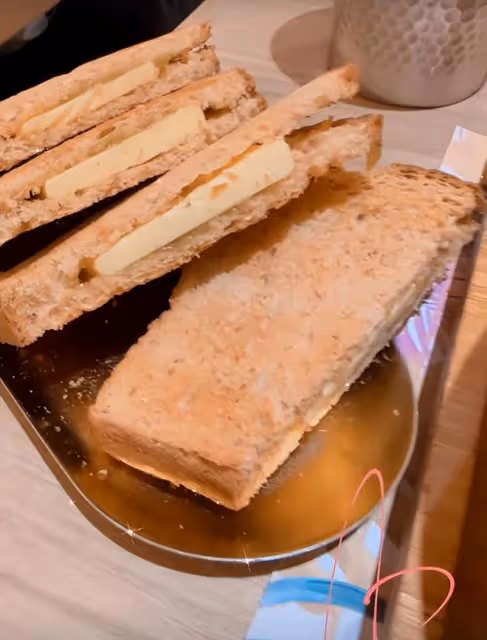 郭嘉文享受五一假期,曬玫瑰花說情話,和閨蜜開啟治癒之旅